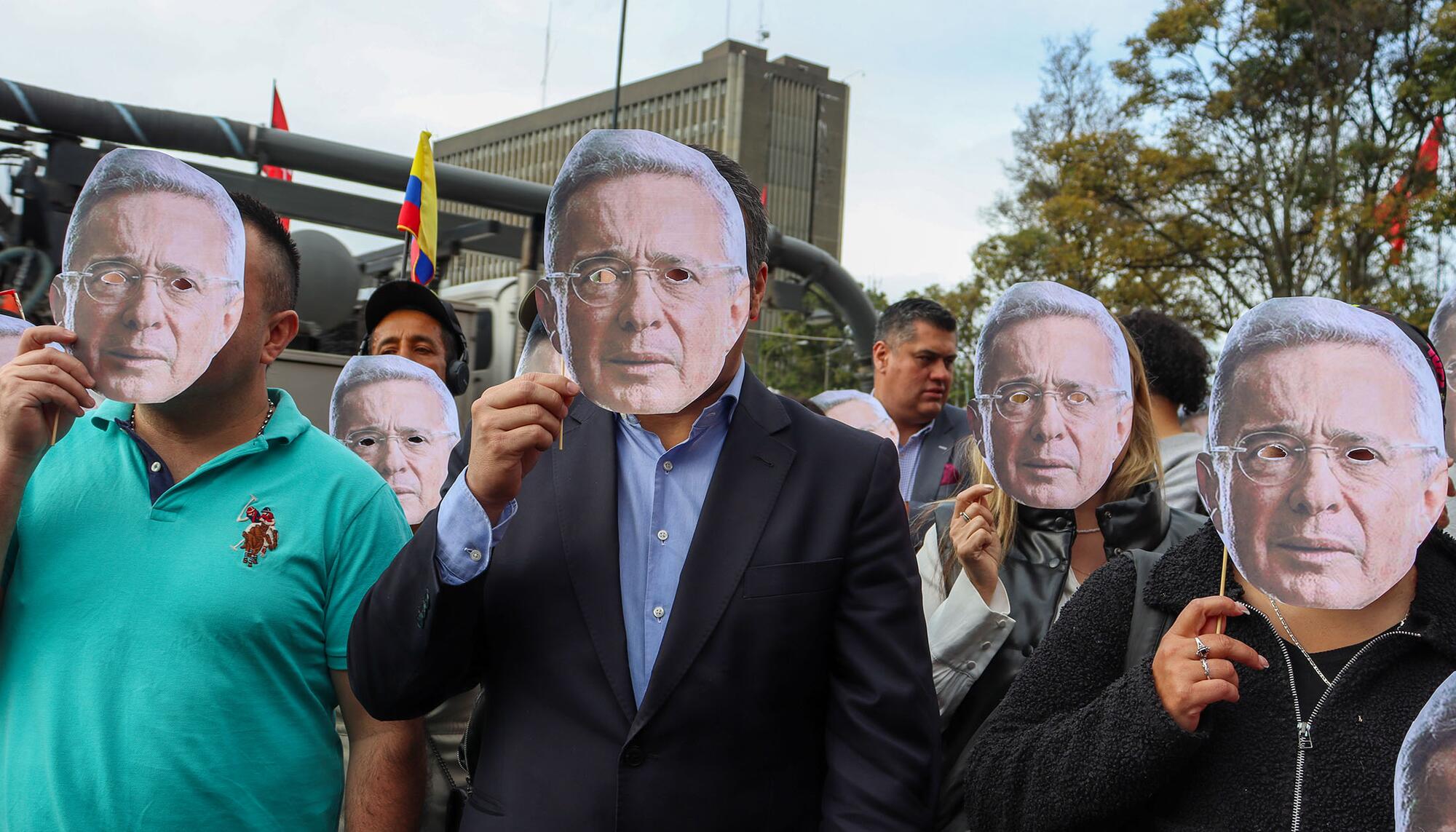 Simpatizantes de Álvaro Uribe fuera del juzgado de Bogotá donde se decidió la condena al expresidente.